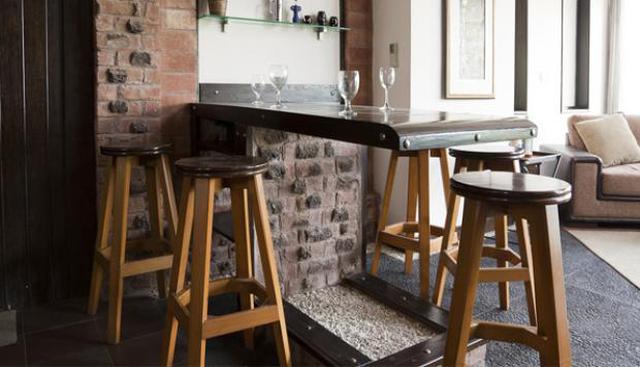 Los asientos altos le dan un toque elegante y moderno al bar. (Foto: Shutterstock)