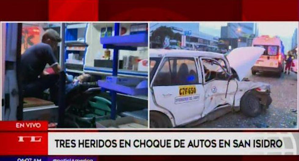 Colisión entre dos station wagon dejó tres personas heridas entre el cruce de las avenidas Javier Prado y Arenales. (Captura: América Noticias)
