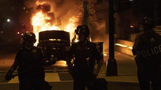 Manifestantes queman vehículos cerca de la Casa Blanca | FOTOS