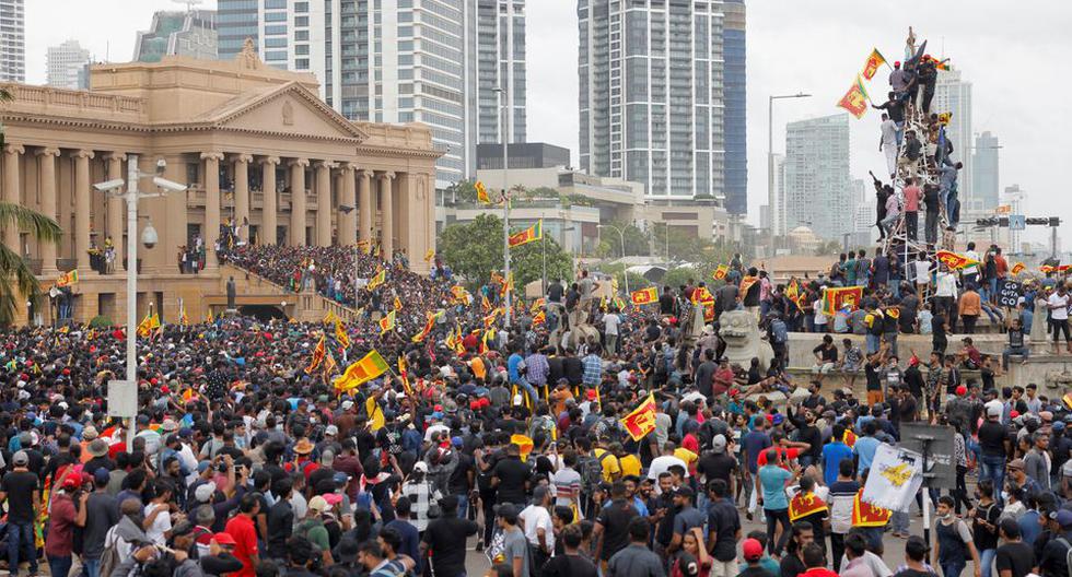 Los manifestantes celebran después de ingresar a la Secretaría Presidencial durante una protesta en Colombo, Sri Lanka, el 9 de julio de 2022. (REUTERS/Dinuka Liyanawatte).