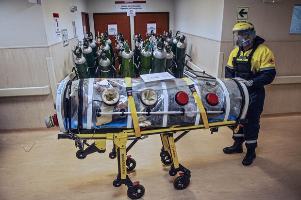 A COVID-19 patient is transferred from Iquitos to the Rebagliati Hospital ICU in September 2020. (Photo: ERNESTO BENAVIDES / AFP)