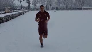 Ibrahimovic desafía al clima y entrena bajo la nieve en short y polo: “Intenten detenerme” | VIDEO