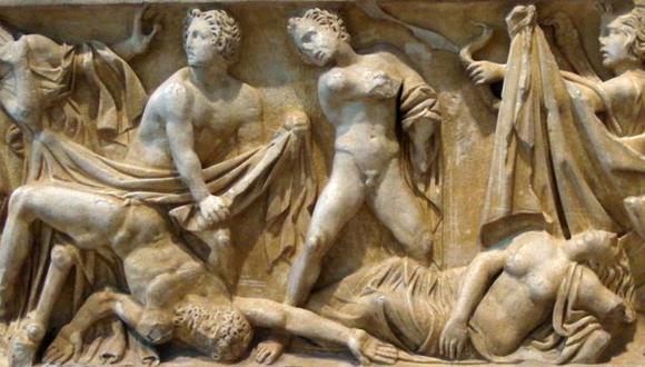 Clitemnestra, amante de Egisto, quien trató de matar a Orestes cuando era niño, mata a su esposo Agamenón. Orestes vuelve a matar a su madre y a su amante... ¡la vida no era sencilla en la Antigua Grecia!