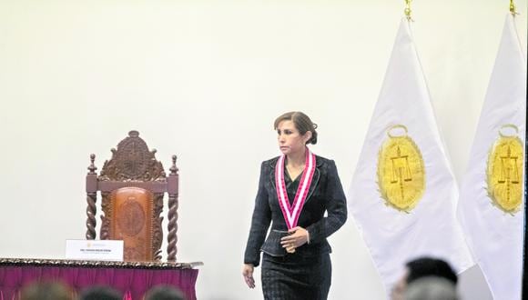 Viernes 01 de julio del 2022

Ceremonia de juramentación de Liz Patricia Benavides Vargas como Fiscal de la Nación en la sede central de la Fiscalía.

Fotos: Renzo Salazar