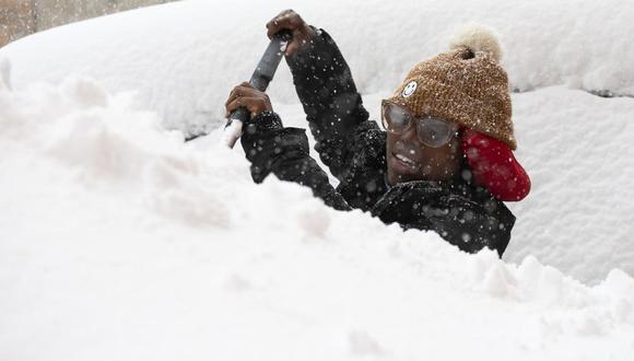 Zaria Black, de Buffalo, quita la nieve de su auto en Buffalo, Nueva York, EE.UU.
