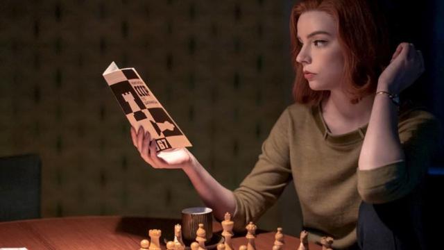 "Gambito de Dama". La serie narra la vida de Beth Harmon, una niña huérfana prodigio del ajedrez, que intenta convertirse en la mejor jugadora del mundo a finales de los años cincuenta. (Foto: Instagram @seriepolis).