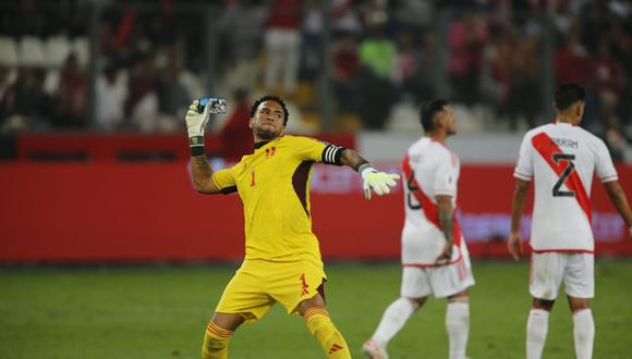 El golero nacional Pedro Gallese fue señalado por lanzar el celular de un hincha que invadió la cancha en el Perú vs. Argentina por Eliminatorias. (Foto: El Comercio)