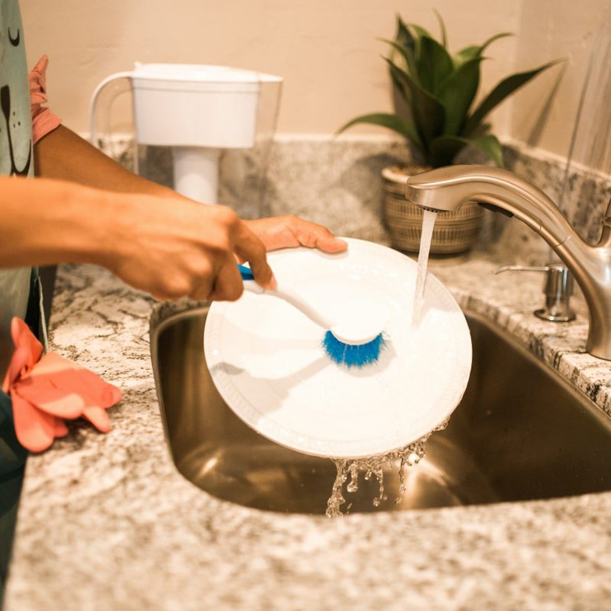 Por qué no deberías limpiar la vajilla con papel de cocina?