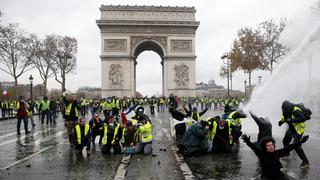 Macron cede ante los "chalecos amarillos" y suspende la subida del combustible
