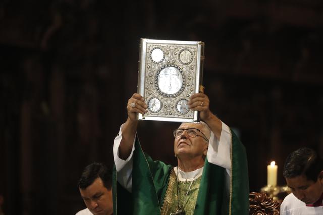 Esta mañana Moseñor Carlos Castillo Mattasoglio presidió su primera misa como Arzobispo de Lima en la Basílica Catedral de la Plaza Mayor. (Fotos: Renzo Salazar)