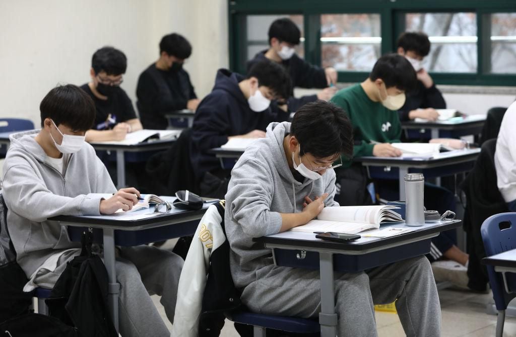 Students and parents feel the pressure to succeed in a hyper-competitive society.  (GETTY IMAGES).