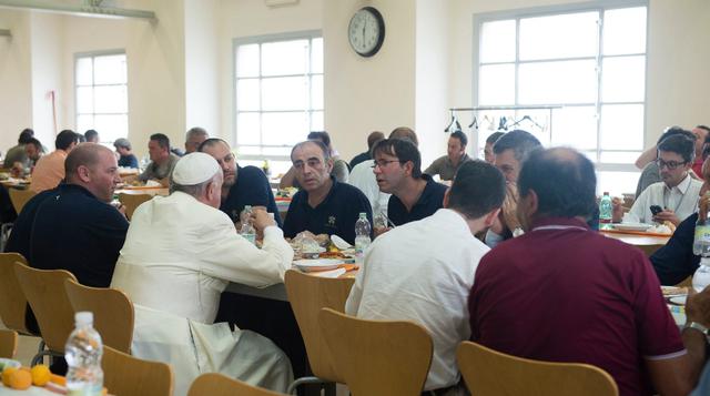 El Papa Francisco almorzó como un empleado más del Vaticano - 2