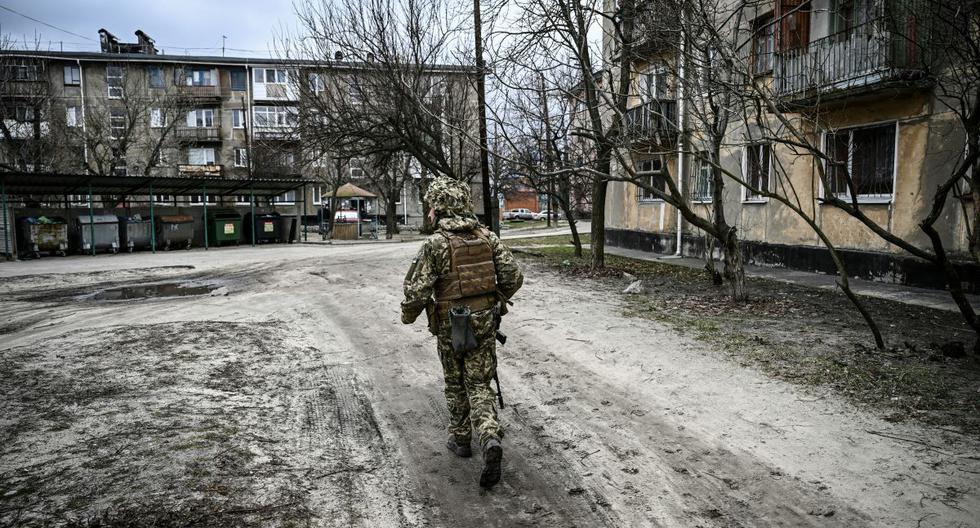 Un soldado del ejército de Ucrania camina en la ciudad de Schastia, cerca de Lugansk, el 22 de febrero de 2022, un día después de que Rusia reconociera a las repúblicas separatistas del este. (ARIS MESSINIS / AFP).