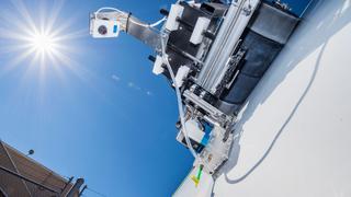 El robot que detecta las fallas invisibles en las hélices de la energía eólica