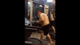 Este hombre se motiva de una forma poco inusual para bajar de peso [VIDEO]