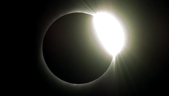 Mientras más se habla y explica sobre el eclipse, "las personas entienden menos y se ven más confundidas con el evento", dice experto chileno. (Foto: AFP)