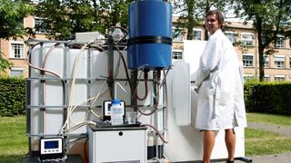 Científicos crean máquina que convierte orina en agua potable