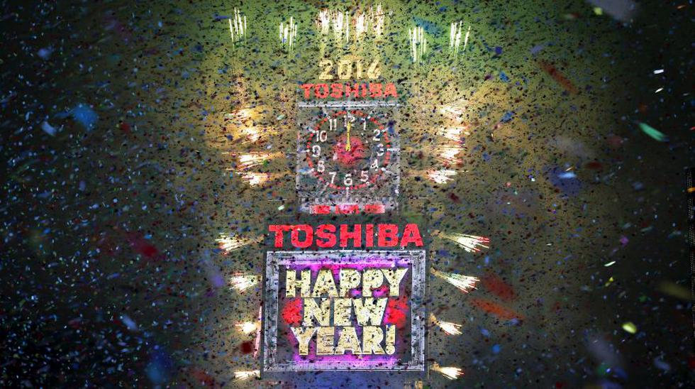 Nueva York se ilumin&oacute; con fuegos artificiales por la llegada del A&ntilde;o Nuevo 2016. (Foto: Reuters/Carlo Allegri)