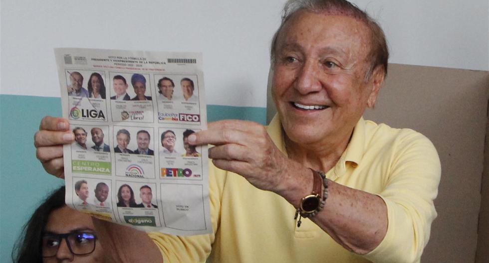 Rodolfo Hernández muestra en el centro de votación del colegio Santander en Bucaramanga, Colombia. (EFE).