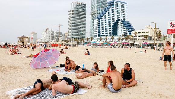 Las playas de Tel Aviv podrán recibir a turistas vacunados con Sputnik V. (MENAHEM KAHANA - AFP).