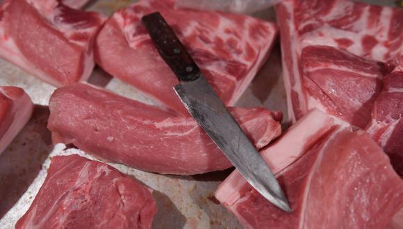 Unos 20 empleados de mataderos y plantas procesadoras de carne murieron de covid-19. (Foto: AFP)