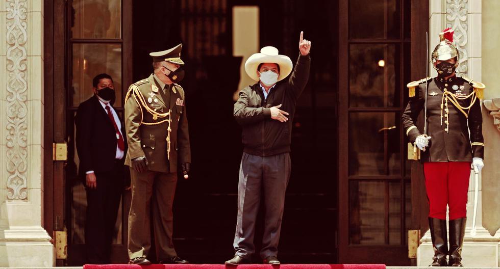 Pedro Castillo junto al gral. Manuel Alberto Herrera Céspedes, entonces jefe de la casa militar, durante una ceremonia de cambio de guardia en el patio de Palacio de Gobierno en octubre del 2021. Foto: Presidencia