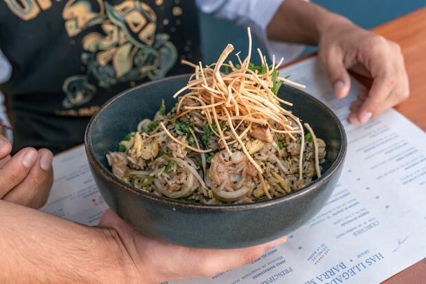 Arroz chifero elaborado con marisco ahumados al wok con estilo Capón