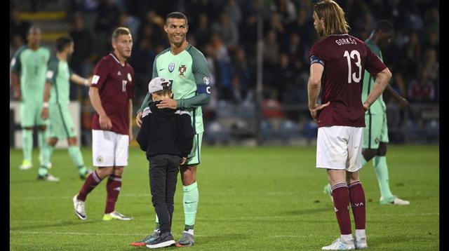 El juego se detuvo mientras el niño estuvo abrazando a Cristiano Ronaldo. (Foto: AFP)
