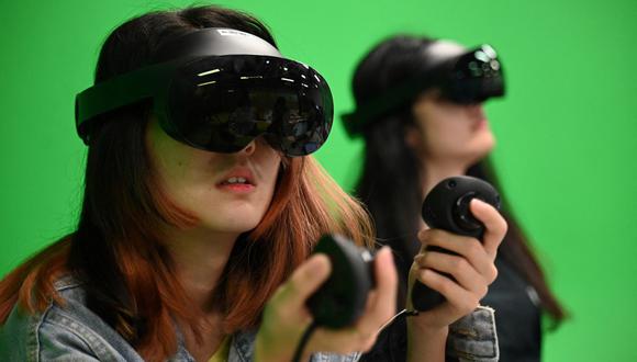 Estudiantes de la Universidad de Ciencia y Tecnología de Hong Kong utilizan gafas de realidad virtual para asistir a un clase generada por inteligencia artificial y dictada por 'Albert Einstein'.