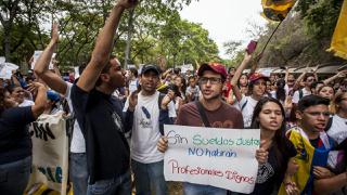 Venezolanos marchan por aumento de presupuesto a universidades