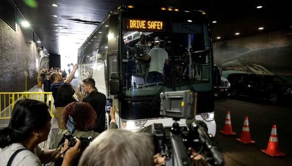Un autobús con migrantes a bordo, procedente de Texas, llega a la Terminal de Autobuses de la Autoridad Portuaria en la ciudad de Nueva York el 25 de agosto de 2022. (Foto de Yuki IWAMURA / AFP)