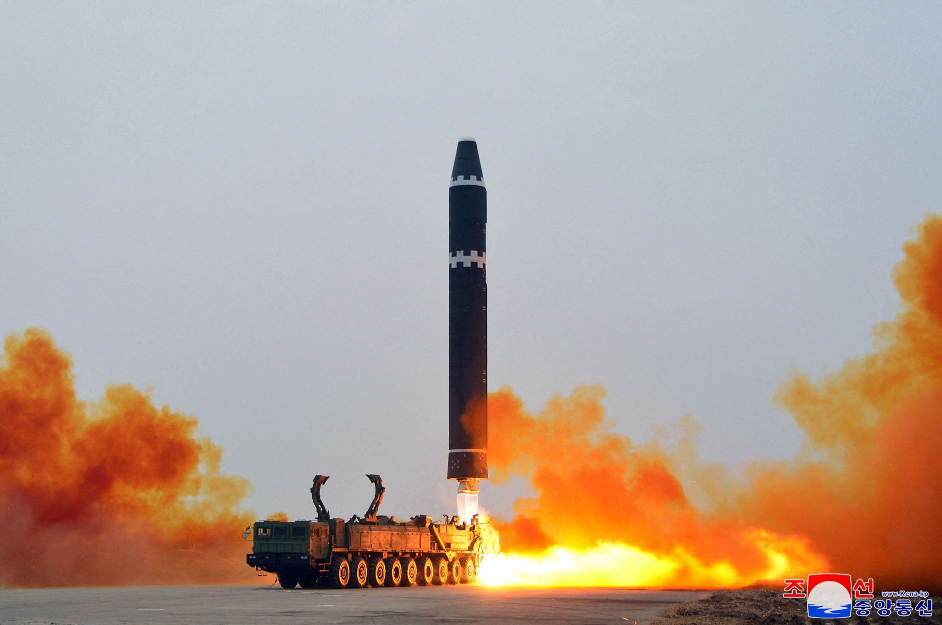 Esta fotografía tomada el 18 de febrero de 2023 muestra el lanzamiento de prueba del misil balístico intercontinental (ICBM) Hwasong-15, en el Aeropuerto Internacional de Pyongyang, Corea del Norte. (Foto de STRINGER / KCNA VIA KNS / AFP).