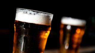Botan 10 millones de litros de cerveza en Francia por cuarentena de coronavirus