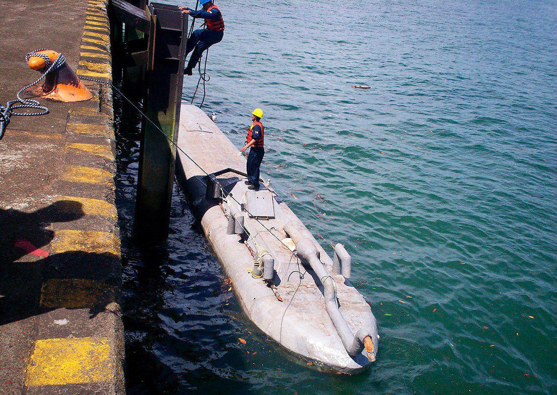 La armada colombiana incauta un submarino improvisado en la costa del Pacífico el 24 de julio del 2007. (Reuters).