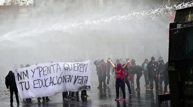 Chile: Estudiantes toman calles ante una reforma "insuficiente" - 11