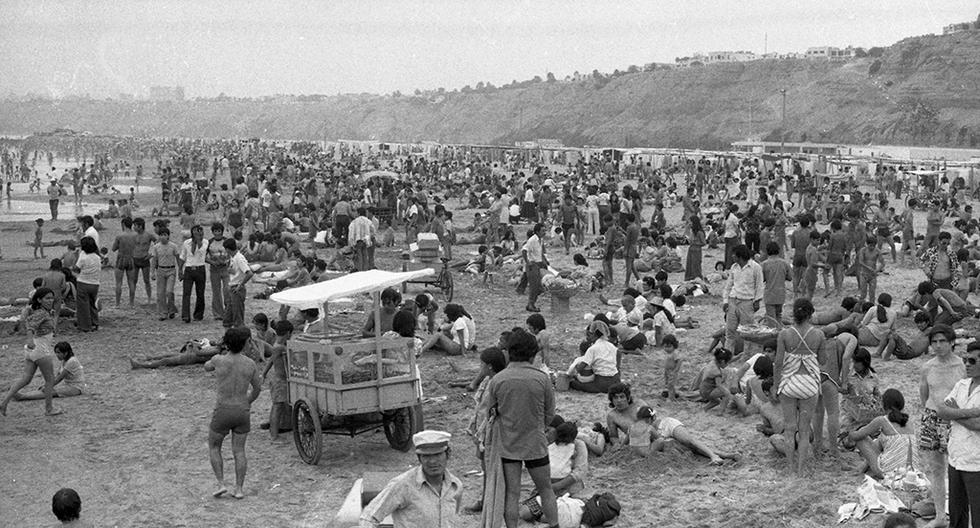 Imagen incuestionable del interés o necesidad de los limeños por estar en verano metidos entre la arena y el mar. La década de 1970 fue pródiga en domingos de playa interminables. (Foto: GEC Archivo Histórico)