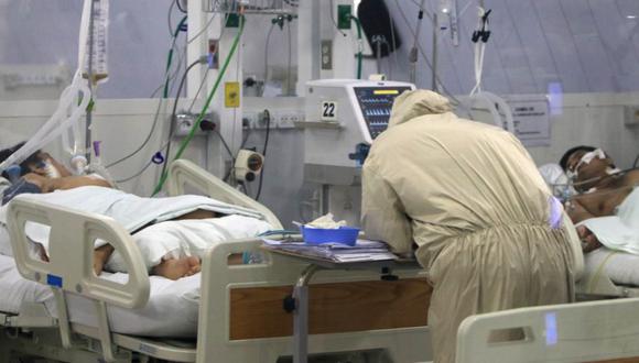 Funcionarios de salud revisan a los pacientes en la sala de terapia intensiva del hospital Japonés en Santa Cruz (Bolivia). (Foto: Archivo/ EFE/Juan Carlos Torrejón).