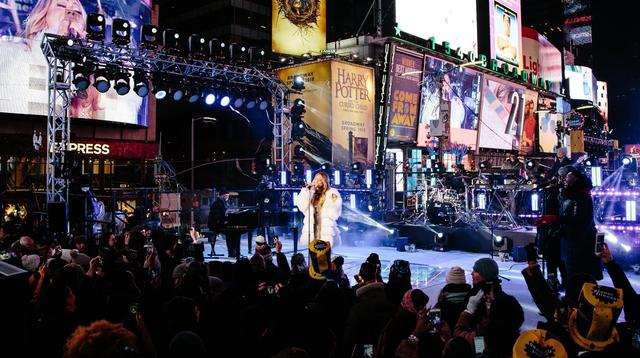 Mariah Carey recibió el Año Nuevo 2018 con presentación en Times Square, evento donde se redimió del vergonzoso incidente de diciembre del 2016. (Foto: EFE)