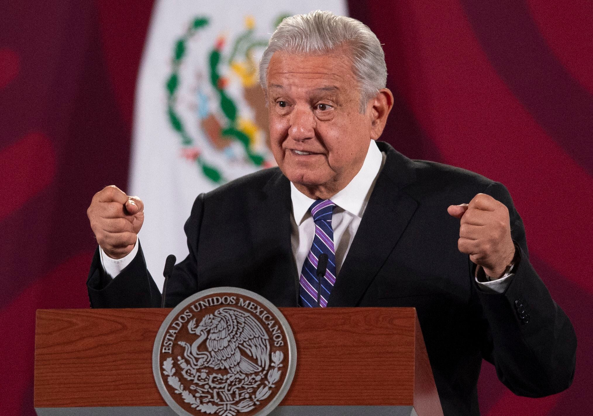 El presidente de México, Andrés Manuel López Obrador, habla durante su conferencia de prensa matutina diaria en la Ciudad de México el 11 de abril de 2022. (Foto de CLAUDIO CRUZ/AFP).