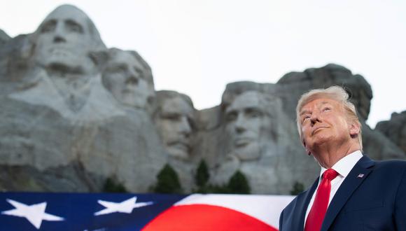 Donald Trump hace un gesto al llegar al acto por el Día de la Independencia en el Memorial Nacional Mount Rushmore en Keystone, Dakota del Sur. (Foto de SAUL LOEB / AFP).