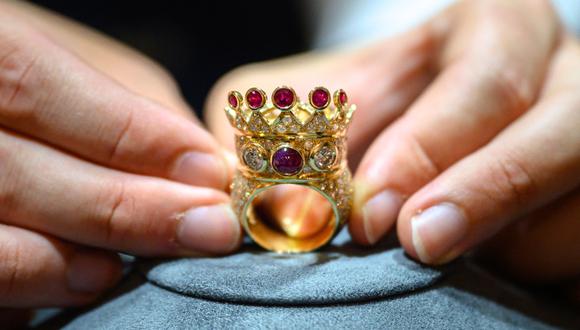 En cuestión de semanas, el legendario anillo casi cuadruplicó su precio estimado, resultando en una millonaria venta final.
(Foto: AFP)