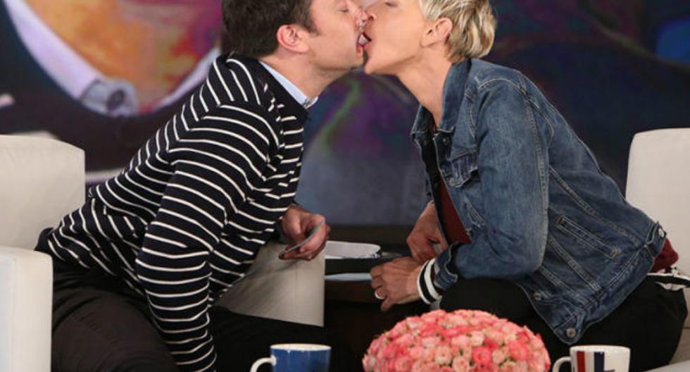 Ellen DeGeneres y Jimmy Fallon sorprendieron a sus fans al darse este inesperado beso. (Foto: Ellentube)