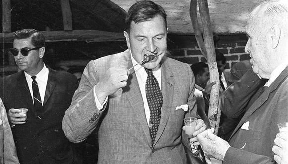 La tarde del 17 de enero de 1965, el multimillonario estadounidense David Rockefeller disfrutó de un almuerzo realizado por los dirigentes del Banco Continental del Perú. Ahí comió el tradicional anticucho y bailó música criolla a su manera. (Foto: GEC Archivo Histórico)