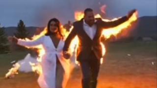 TikTok: ‘ardiente’ pareja que ingresa al banquete de su boda envuelta en fuego genera impacto en redes