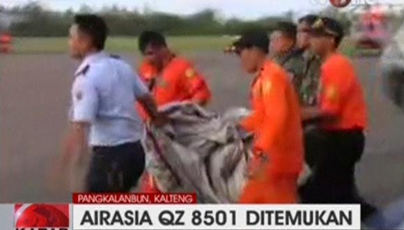 AirAsia: hallaron cadáveres y fuselaje del avión en el mar