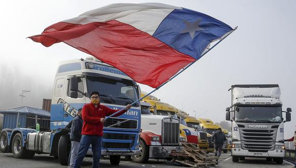 Autos detenidos en las carreteras como parte del paro indefinido convocado por el gremio de camioneros. (Foto de Javier Torres / AFP).