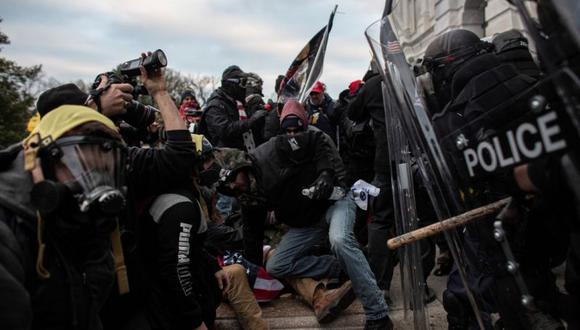 Los manifestantes pro-Trump chocan con la policía mientras se movilizan para impugnar la certificación de los resultados de las elecciones presidenciales de los EE.UU. 2020 por parte del Congreso en el edificio del Capitolio de EE.UU. (Foto: REUTERS / Ahmed Gaber).
