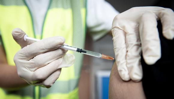 Un hombre recibe una dosis de la vacuna Monkeypox en el centro de vacunación municipal de Edison en París el 27 de julio de 2022. (Foto de ALAIN JOCARD / POOL / AFP)