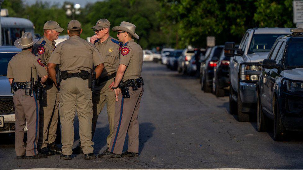 Police in Uvalde.  (GETTY IMAGES).
