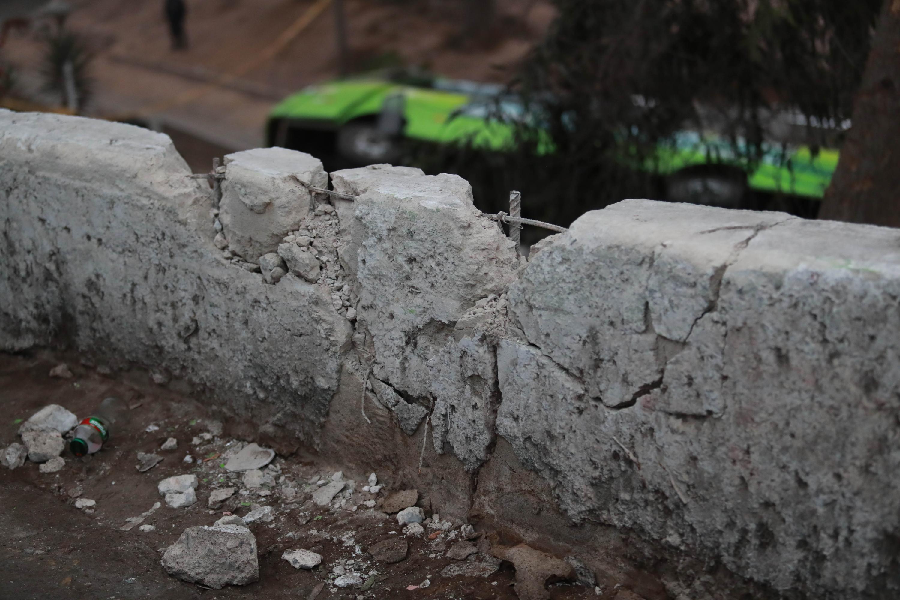 Cerro San Cristóbal y las huellas que dejó el accidente de bus. (Foto: Lino Chipana / El Comercio)